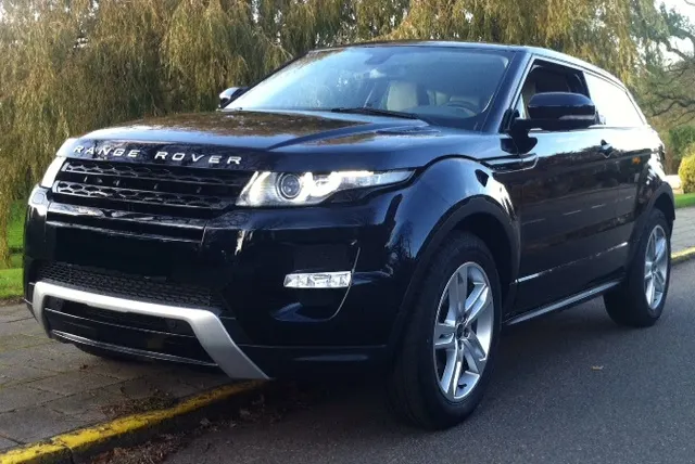Een donkerblauwe Range Rover Evoque, schuin van voren gezien
