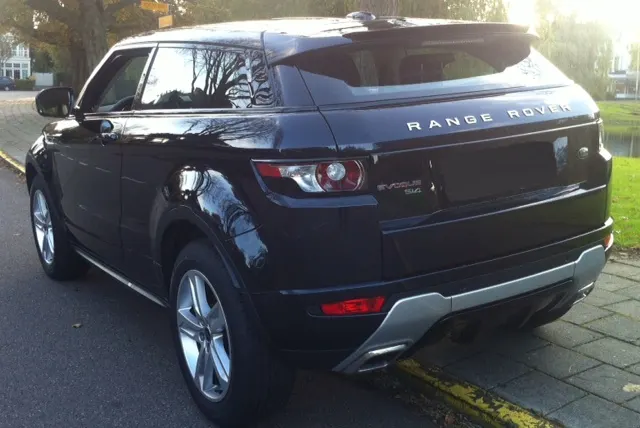 De achterkant van een donkerblauwe Range Rover Evoque