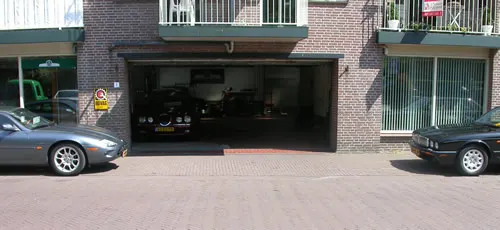 Het pand van De Vlas aan de Bloemendaalseweg met geopende garagedeur