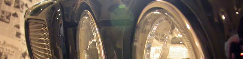 De neus en koplampen van een klassieke Jaguar