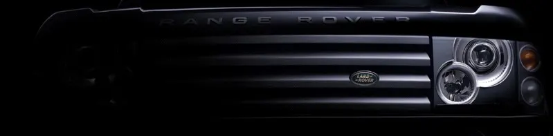 De voorkant van een Range Rover in het donker